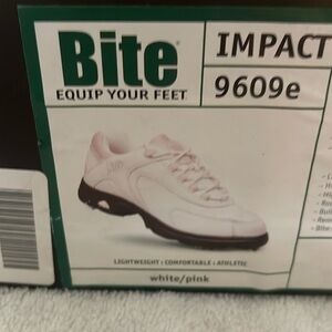 Women’s golf shoe